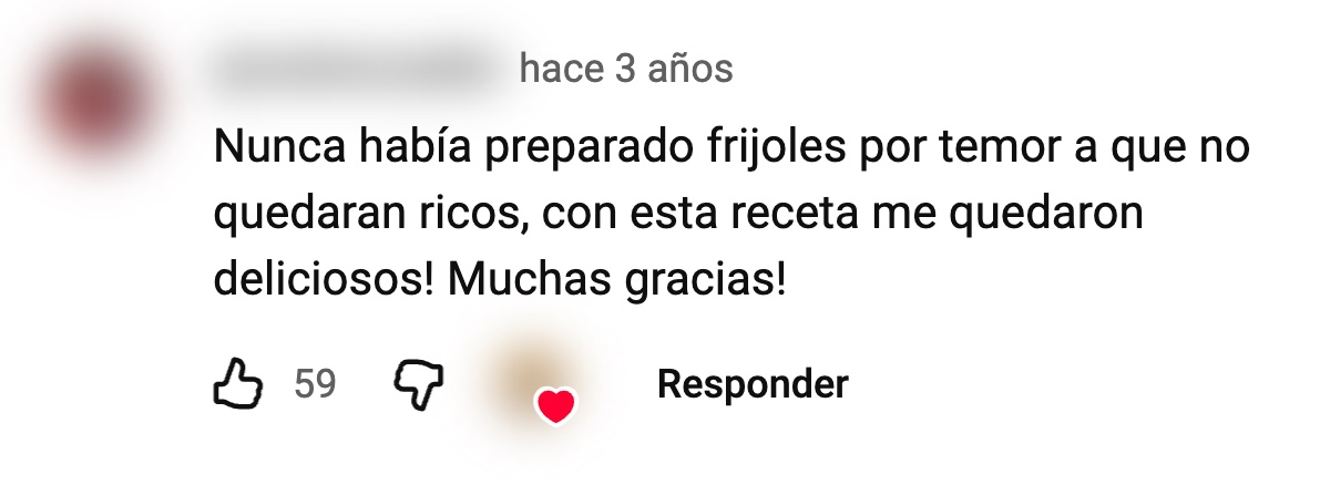 Captura de un comentario en un video de receta, con el nombre y la foto difuminados